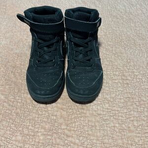 Black Nike sneaker size 2Y
